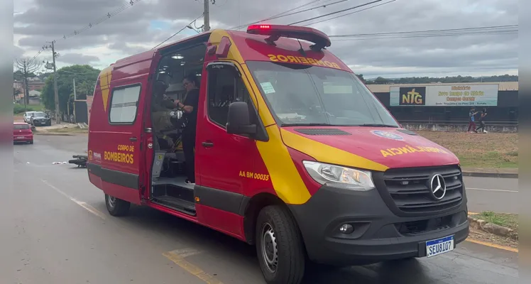 A vítima teve laceração e uma fratura exposta na perna direita.