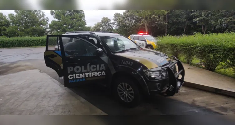 Equipes da Polícia Científica realizaram perícia no local