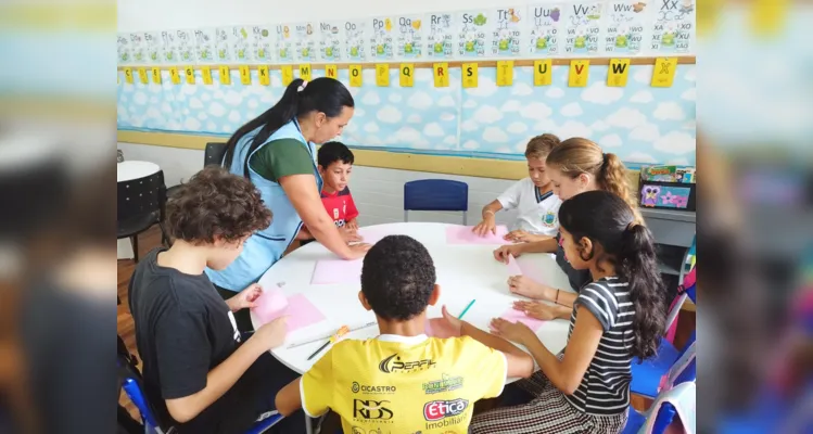 Fotos mostram ampla e valorosa ação dos alunos com as mulheres.