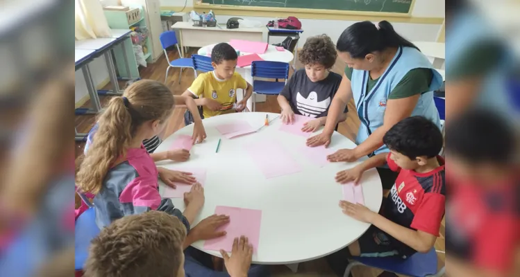 Fotos mostram ampla e valorosa ação dos alunos com as mulheres.