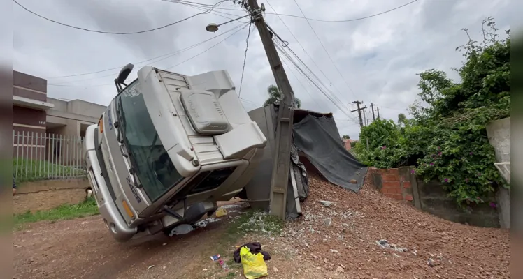 A seguradora do caminhão deve recolher a carga e tirar o veículo do local. 