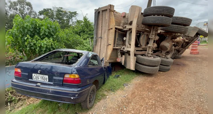 A seguradora do caminhão deve recolher a carga e tirar o veículo do local. 