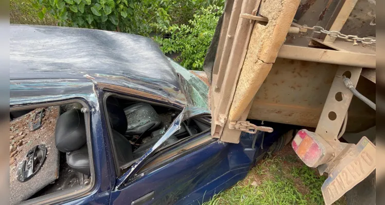 A seguradora do caminhão deve recolher a carga e tirar o veículo do local. 