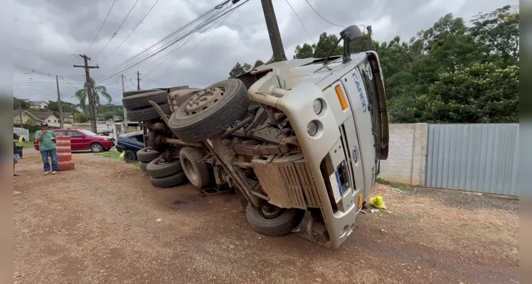 A seguradora do caminhão deve recolher a carga e tirar o veículo do local. 
