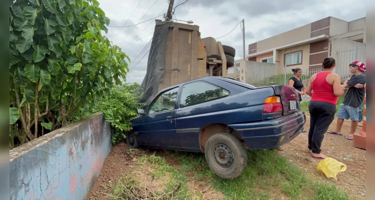 A seguradora do caminhão deve recolher a carga e tirar o veículo do local. 