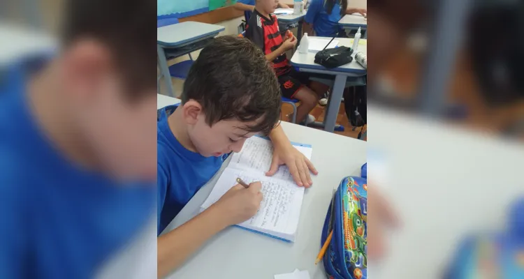 A proposta desenvolvida em sala também incluiu outras participações dos alunos, como em leituras colaborativas e na confecção de lembrancinhas.