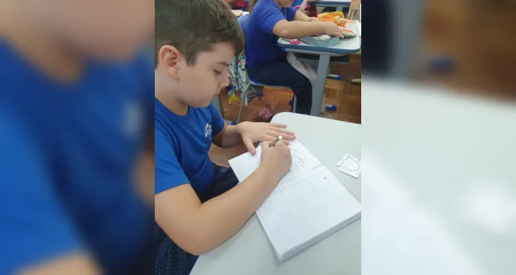 A proposta desenvolvida em sala também incluiu outras participações dos alunos, como em leituras colaborativas e na confecção de lembrancinhas.