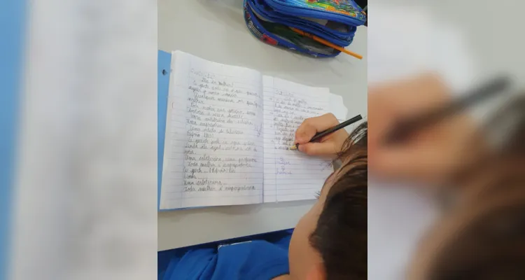 A proposta desenvolvida em sala também incluiu outras participações dos alunos, como em leituras colaborativas e na confecção de lembrancinhas.