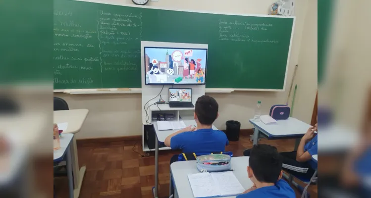 A proposta desenvolvida em sala também incluiu outras participações dos alunos, como em leituras colaborativas e na confecção de lembrancinhas.