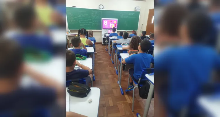 A proposta desenvolvida em sala também incluiu outras participações dos alunos, como em leituras colaborativas e na confecção de lembrancinhas.