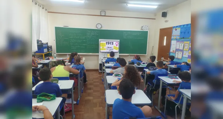 A proposta desenvolvida em sala também incluiu outras participações dos alunos, como em leituras colaborativas e na confecção de lembrancinhas.