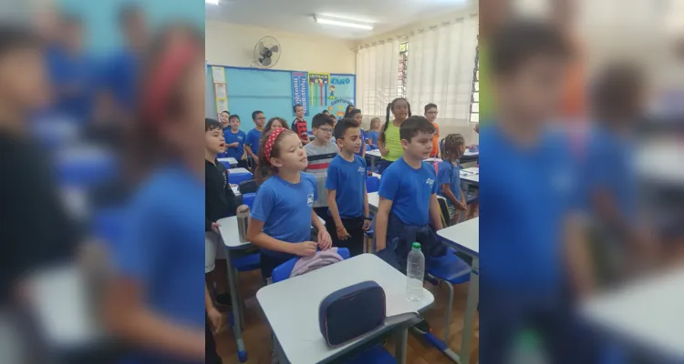 A proposta desenvolvida em sala também incluiu outras participações dos alunos, como em leituras colaborativas e na confecção de lembrancinhas.