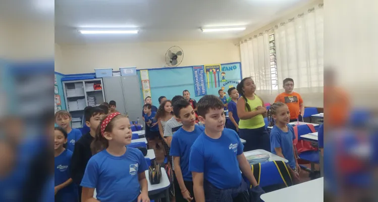 A proposta desenvolvida em sala também incluiu outras participações dos alunos, como em leituras colaborativas e na confecção de lembrancinhas.