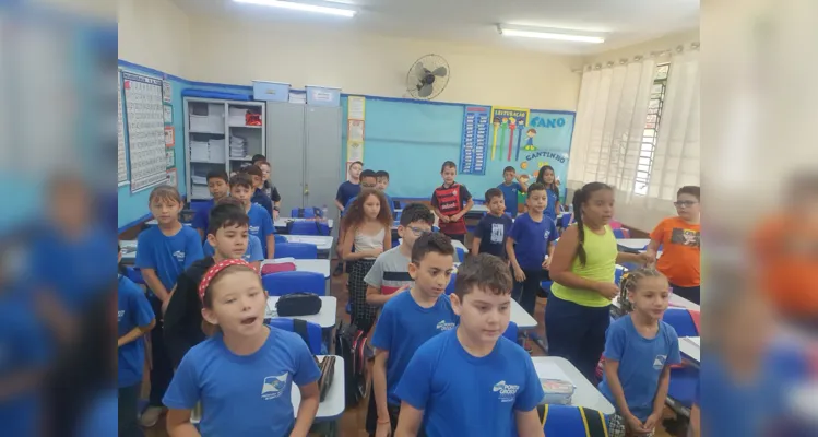 A proposta desenvolvida em sala também incluiu outras participações dos alunos, como em leituras colaborativas e na confecção de lembrancinhas.