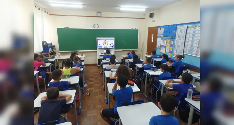 A proposta desenvolvida em sala também incluiu outras participações dos alunos, como em leituras colaborativas e na confecção de lembrancinhas.