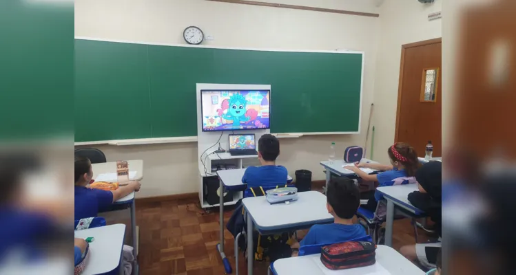 A proposta desenvolvida em sala também incluiu outras participações dos alunos, como em leituras colaborativas e na confecção de lembrancinhas.