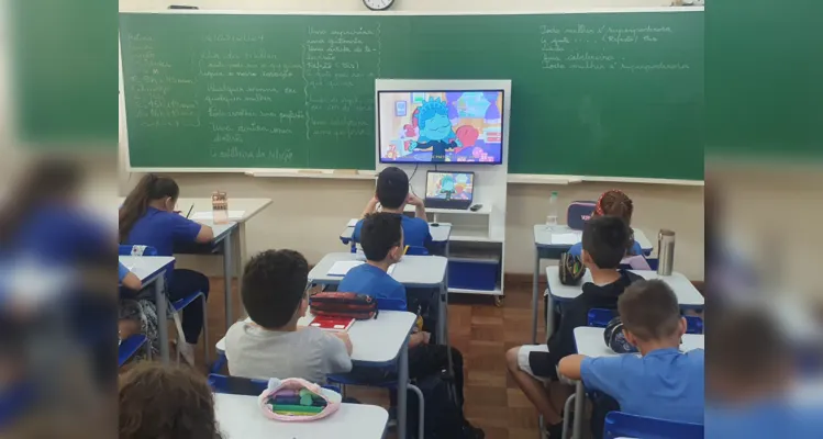 A proposta desenvolvida em sala também incluiu outras participações dos alunos, como em leituras colaborativas e na confecção de lembrancinhas.