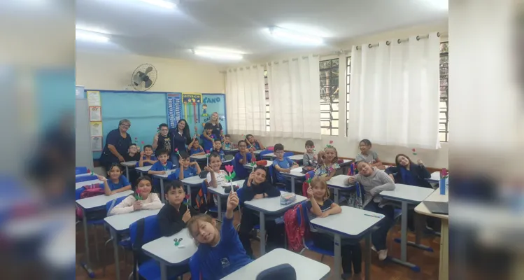 A proposta desenvolvida em sala também incluiu outras participações dos alunos, como em leituras colaborativas e na confecção de lembrancinhas.