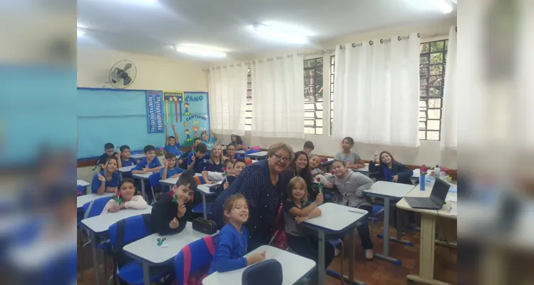 A proposta desenvolvida em sala também incluiu outras participações dos alunos, como em leituras colaborativas e na confecção de lembrancinhas.