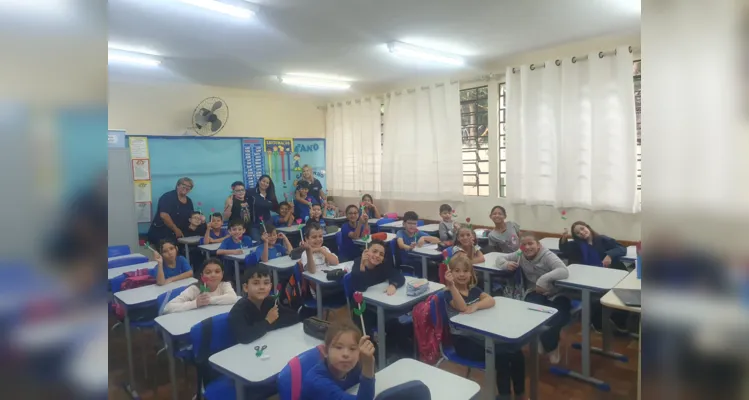 A proposta desenvolvida em sala também incluiu outras participações dos alunos, como em leituras colaborativas e na confecção de lembrancinhas.