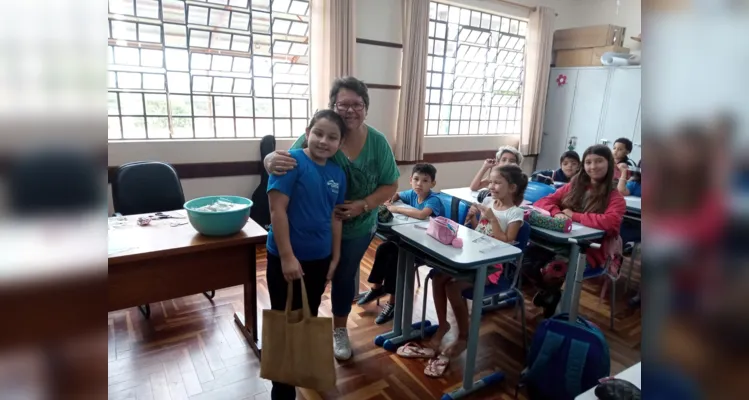 A exibição de vídeos, a realização de pesquisas, a confecção de cartazes e rodas de conversa foram algumas das dinâmicas realizadas pelas crianças.