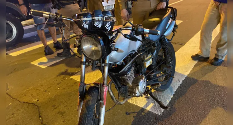 Motociclista com placa feita à caneta se envolve em acidente em PG