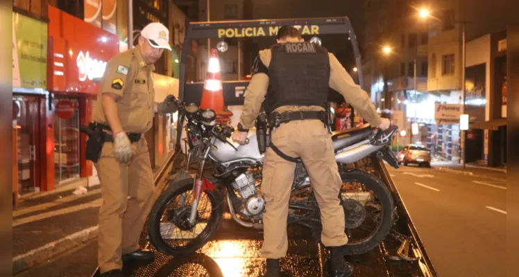 Motociclista com placa feita à caneta se envolve em acidente em PG