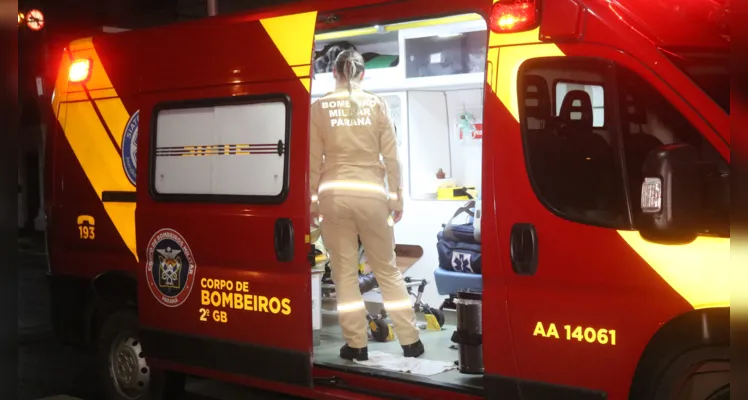 Motociclista tenta passar por 'corredor' e fica ferido em PG