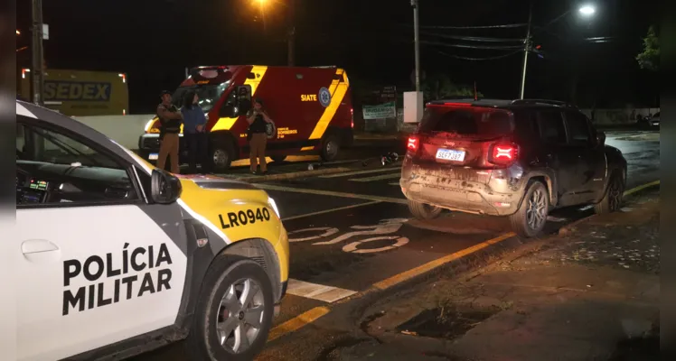 Motociclista tenta passar por 'corredor' e fica ferido em PG