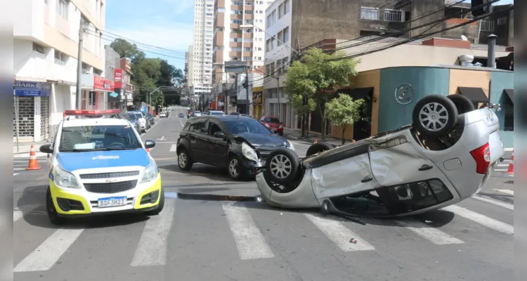 Equipe de trânsito municipal e da Polícia Militar foi acionada para fazer a sinalização e retirar o veículo