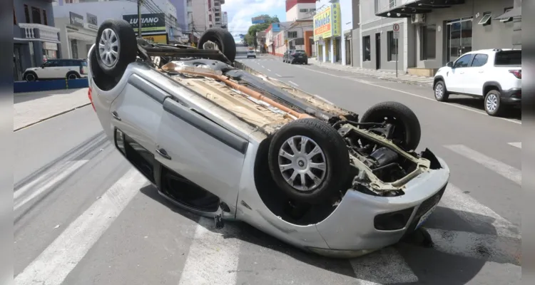 Equipe de trânsito municipal e da Polícia Militar foi acionada para fazer a sinalização e retirar o veículo