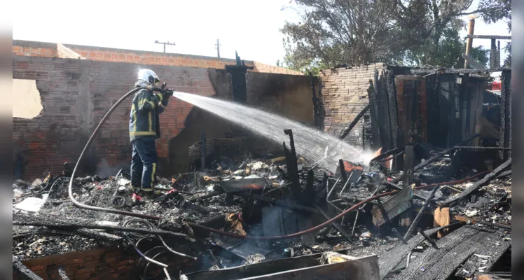 Não havia ninguém no interior da residência no momento do incêndio, portanto ninguém ficou ferido. 