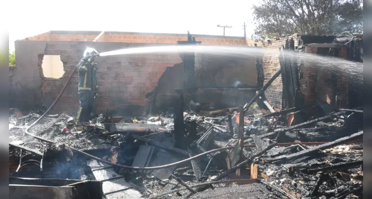 Não havia ninguém no interior da residência no momento do incêndio, portanto ninguém ficou ferido. 