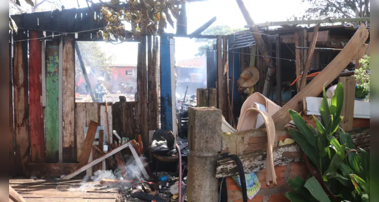 Não havia ninguém no interior da residência no momento do incêndio, portanto ninguém ficou ferido. 