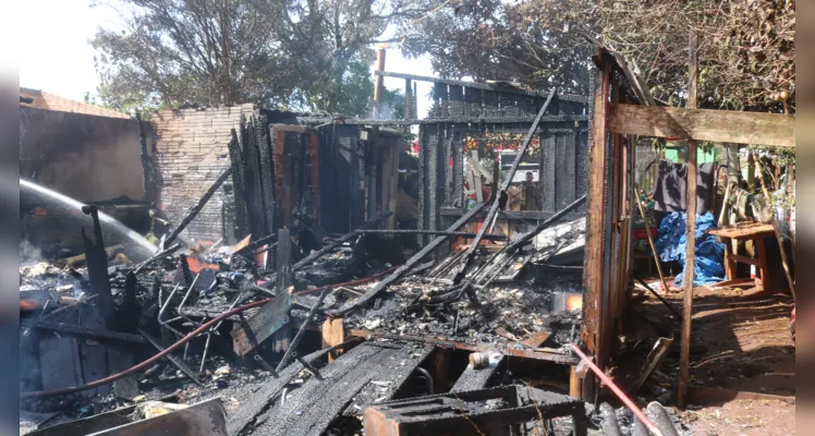 Não havia ninguém no interior da residência no momento do incêndio, portanto ninguém ficou ferido. 
