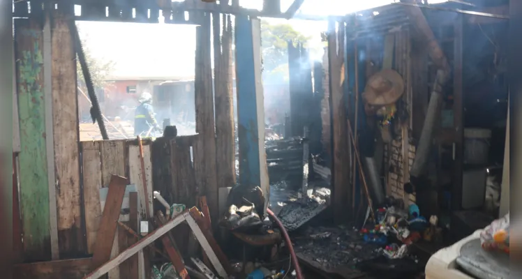 Não havia ninguém no interior da residência no momento do incêndio, portanto ninguém ficou ferido. 