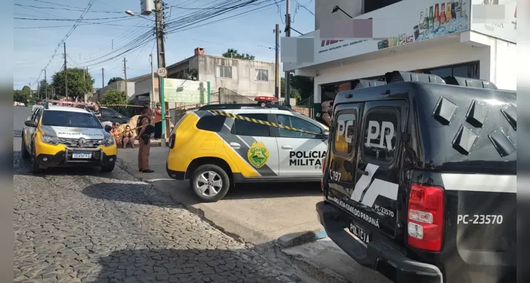 A Polícia Militar, Polícia Civil e Polícia Científica estiveram no local e o corpo foi encaminhado para o Instituto Médico Legal (IML)