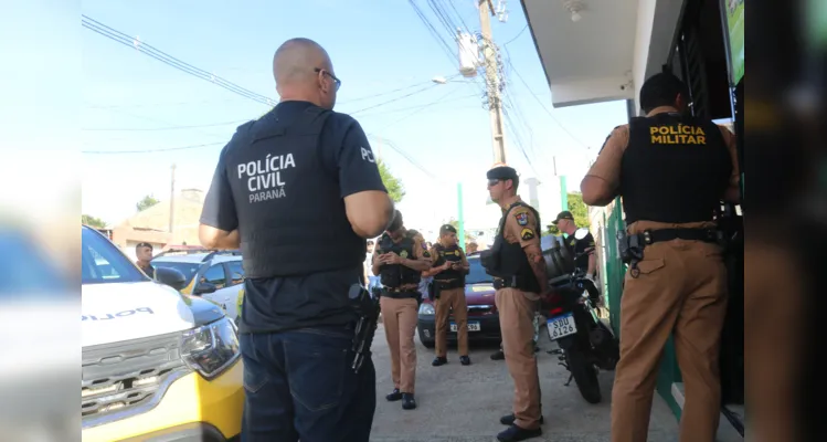 A Polícia Militar, Polícia Civil e Polícia Científica estiveram no local e o corpo foi encaminhado para o Instituto Médico Legal (IML)