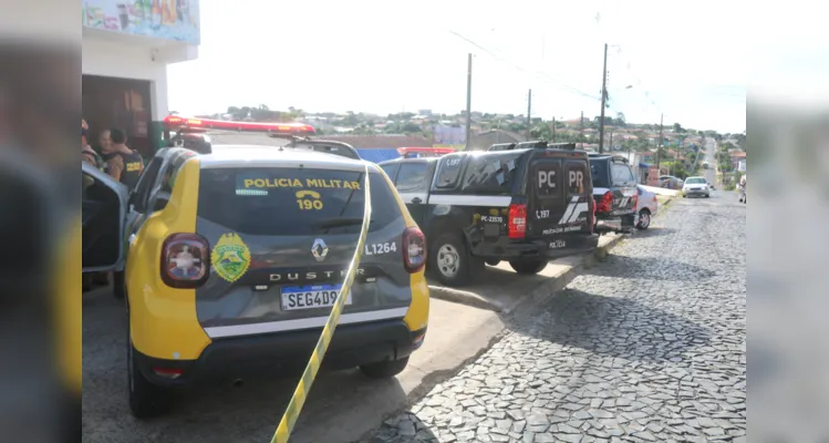 A Polícia Militar, Polícia Civil e Polícia Científica estiveram no local e o corpo foi encaminhado para o Instituto Médico Legal (IML)