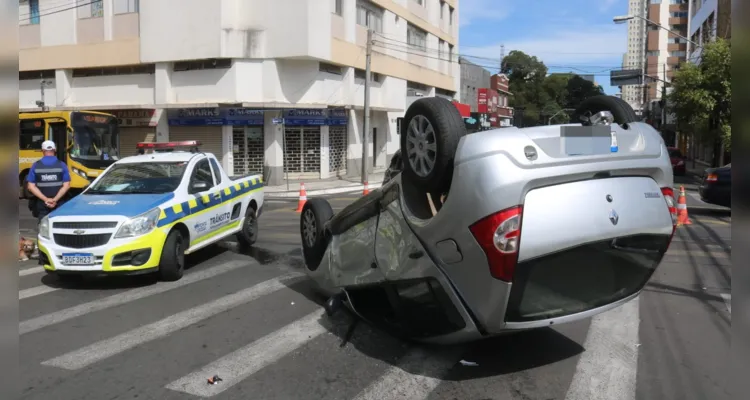 Equipe de trânsito municipal e da Polícia Militar foi acionada para fazer a sinalização e retirar o veículo