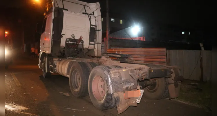 Caminhão estava estacionado na rua Nicolau Florenzano, no bairro de Uvaranas. 