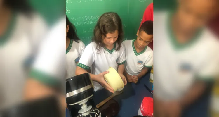 Durante a atividade, cada aluno teve a sua participação para o bolo ser preparado.