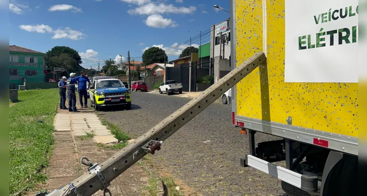  A equipe de Trânsito realizou a sinalização e a Copel também foi acionada para prestar atendimento.  