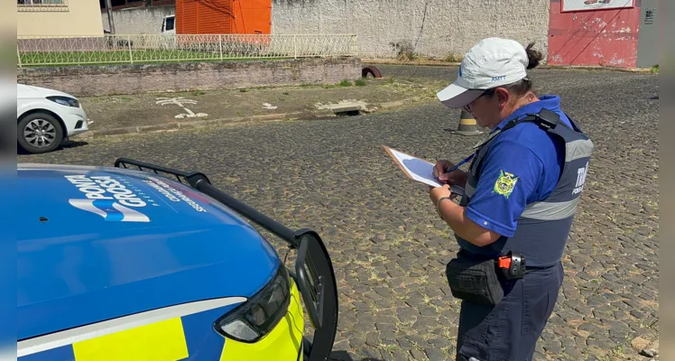  A equipe de Trânsito realizou a sinalização e a Copel também foi acionada para prestar atendimento.  