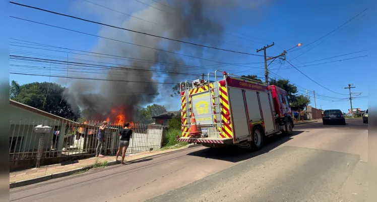 Incêndio em casa de madeira mobiliza Bombeiros em PG