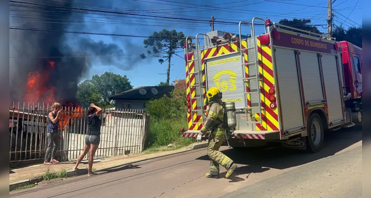 Incêndio em casa de madeira mobiliza Bombeiros em PG
