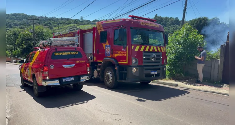 Incêndio em casa de madeira mobiliza Bombeiros em PG