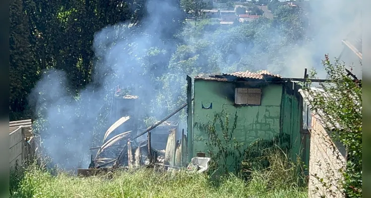 Incêndio em casa de madeira mobiliza Bombeiros em PG
