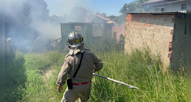 Incêndio em casa de madeira mobiliza Bombeiros em PG