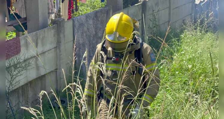 Incêndio em casa de madeira mobiliza Bombeiros em PG